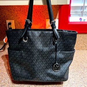 Signature Jet Set East West Top Zip Tote